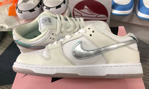 Nike SB Dunk Low Pro OG QS Diamond Supply White BV1310-100 Kickbulk sneaker camera photos