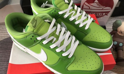 NIKE DUNK LOW RETRO 'CHLOROPHYLL' 2022 DJ6188-300 Kickbulk Sneaker camera photos