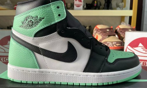 AIR JORDAN 1 RETRO HIGH OG 'GREEN GLOW' 2024 DZ5485-130 Kickbulk Sneaker Camera photos