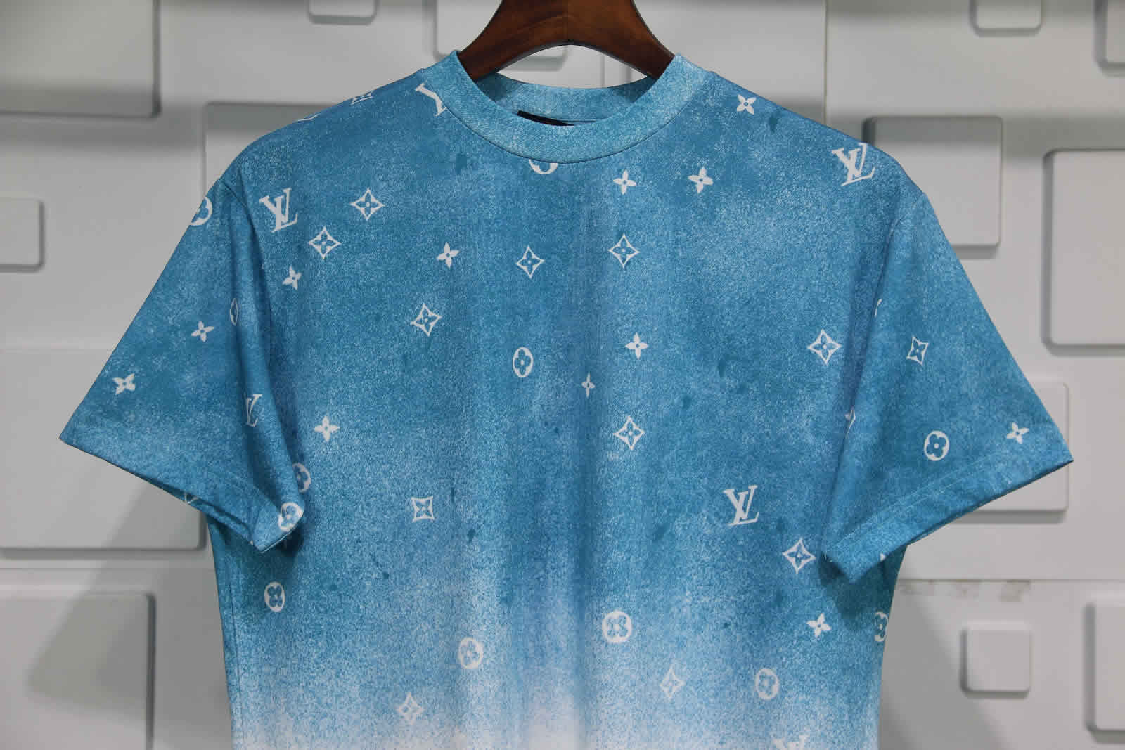 Louis Vuitton Blue White Gradient T Shirt Vccm07 7 - www.kickbulk.cc