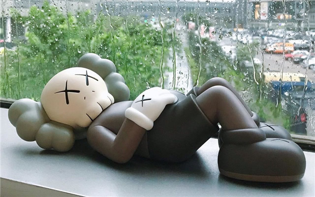 Kaws Dolls Holiday Japan Vinyl Figure 4 - www.kickbulk.cc