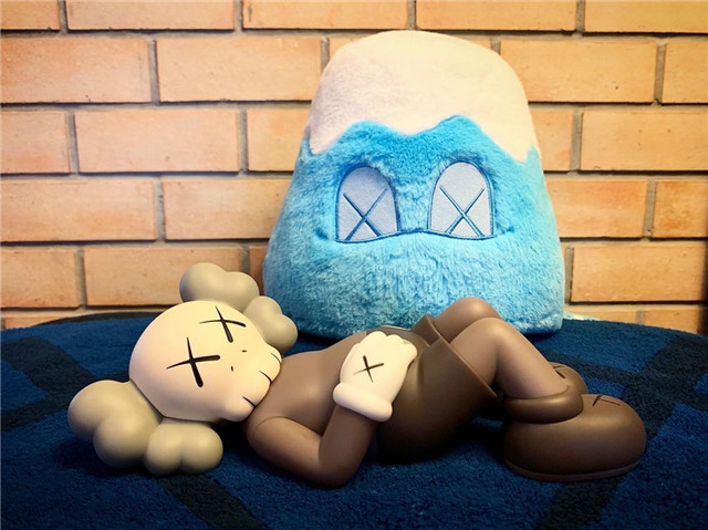 Kaws Dolls Holiday Japan Vinyl Figure 6 - www.kickbulk.cc