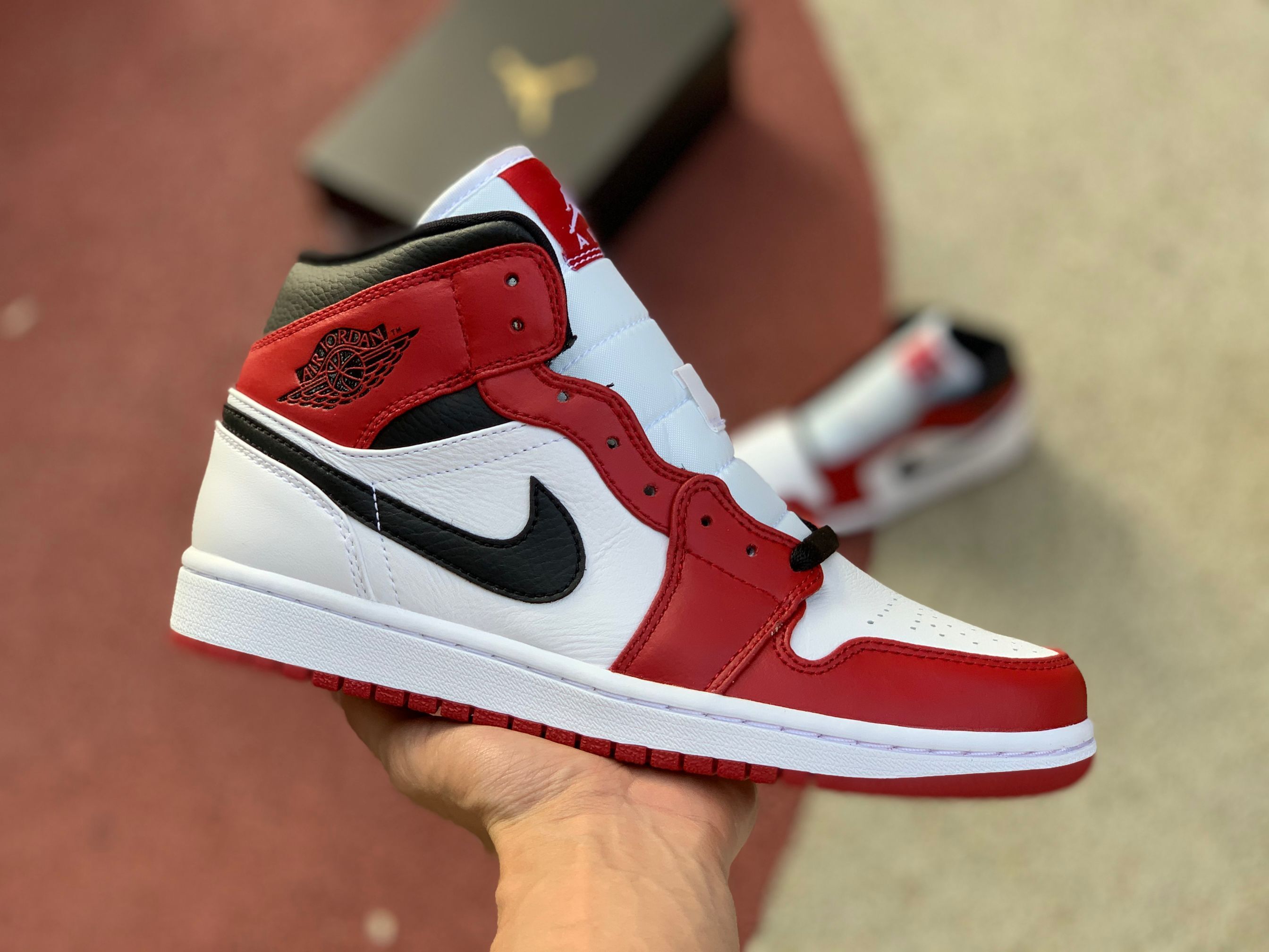 Nike Air Jordan 1 Mid Gs Chicago 554275 173 10 - www.kickbulk.cc