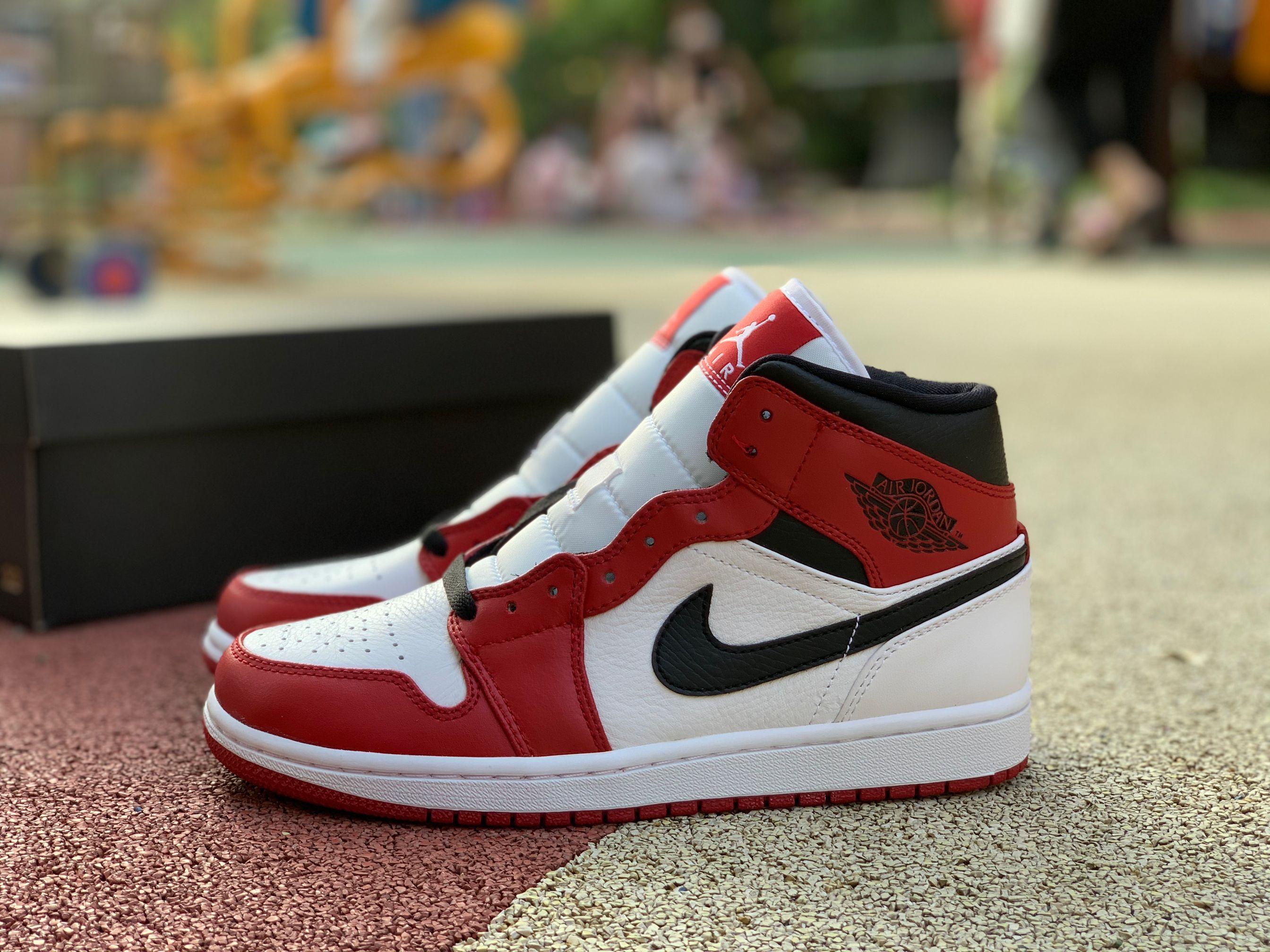 Nike Air Jordan 1 Mid Gs Chicago 554275 173 9 - www.kickbulk.cc